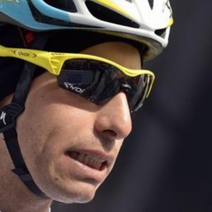 Giro, è il festival delle cadute: Contador giù, Aru maglia rosa