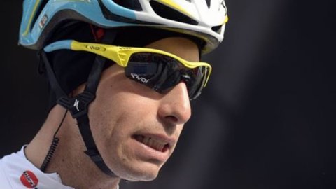 Giro, è il festival delle cadute: Contador giù, Aru maglia rosa