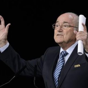 Honte à la Fifa : Blatter réélu mais l'ombre des scandales s'élargit