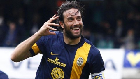 CAMPIONATO SERIE A – La Juve pareggia a Verona ma è l’ex Toni il re dei bomber