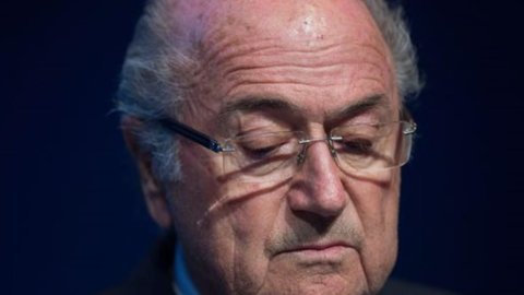 Fifa und Korruption, Blatter tritt zurück: „Neuwahlen“