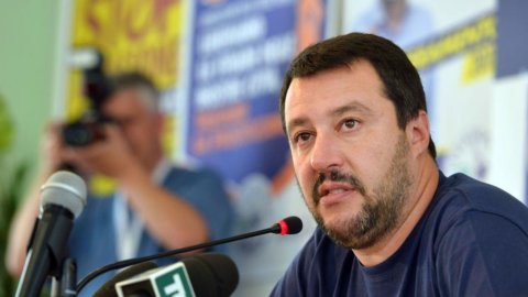 Napoli, guerriglia anti-Salvini: 20 feriti (VIDEO)