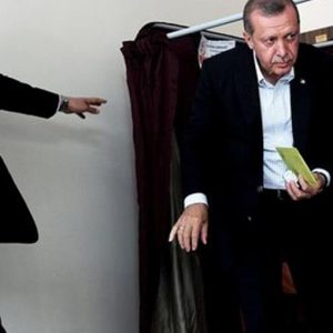 Elections Türkiye: Erdogan perd la majorité, la bourse et la lire s'effondrent