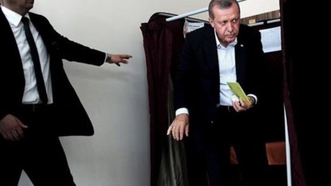 Elections Türkiye: Erdogan loses majority, stock market and lira collapse