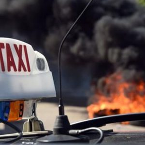 Taxi contro Uber: guerriglia a Parigi, proteste in Italia