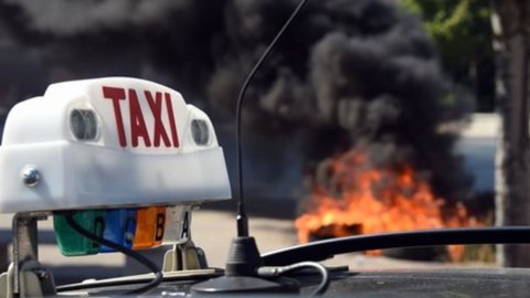 Uber, es la batalla en París: los taxistas bloquean las calles