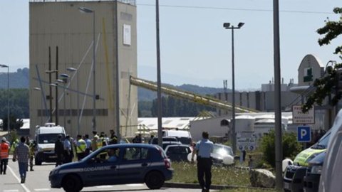 Attentato in Francia: un decapitato e esplosione gas