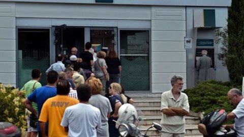 Yunanistan: Turistler için bankadan para çekme limiti yok