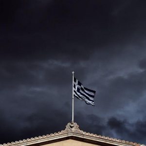 LUNEDI’ NERISSIMO – La Grecia manda a picco banche e Borsa ma l’Europa pensa già al dopo referendum