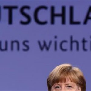 Merkel congela Tsipras: "Sem negociações antes do referendo"