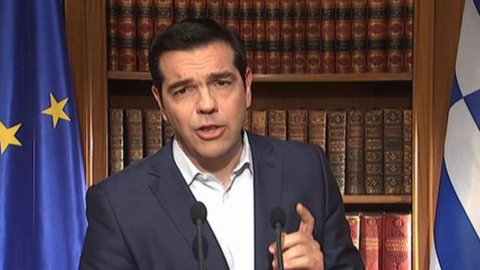 Grecia, Tsipras alla prova del Parlamento: “Restiamo uniti”