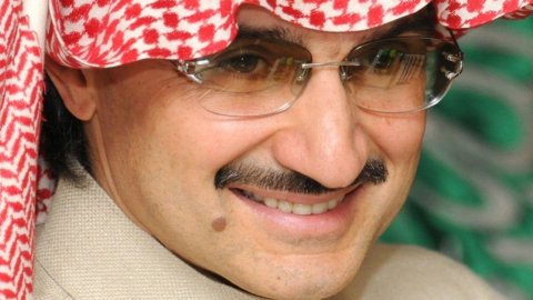Beneficenza record: principe saudita dona 32 miliardi