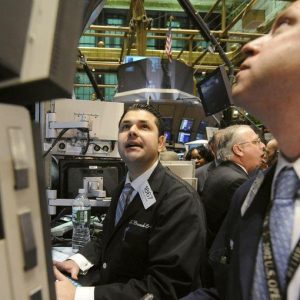 Borse prudenti, brilla Banca Sistema +8%