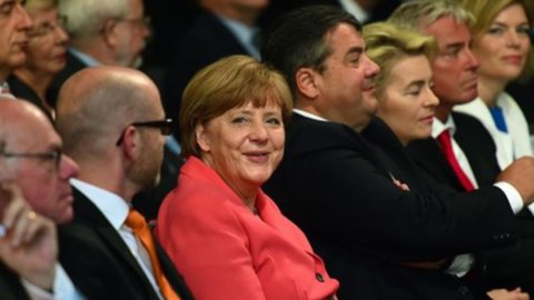 Merkel: "Não há condições para negociar, mas depende de Atenas"