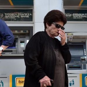 Atina: ATM'den para çekme 60 Euro ile sınırlı, herkes için ücretsiz toplu taşıma