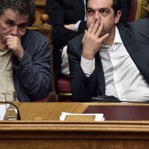 Grecia, el Parlamento aprueba el plan acordado con Europa pero Syriza se escinde