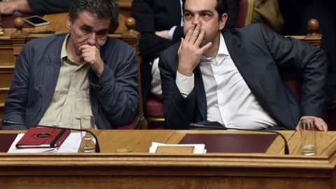 Grecia, el Parlamento aprueba el plan acordado con Europa pero Syriza se escinde