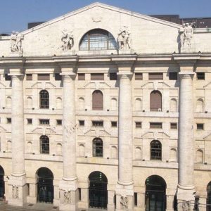 Piazza Affari sfonda quota 24mila, occhi su Telecom