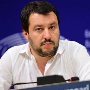 La Lega a muso duro contro l’Europa: la Borsa scende e lo spread s’impenna