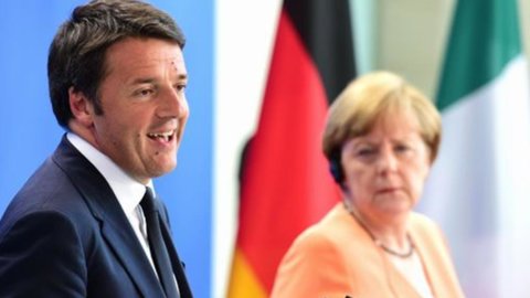 万博でのレンツィとのメルケル首相、夕食会、群衆