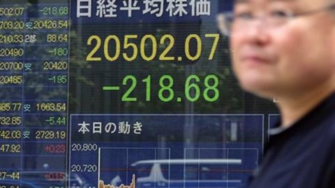 Borse europee in rosso: pesa il nuovo crollo di Shanghai