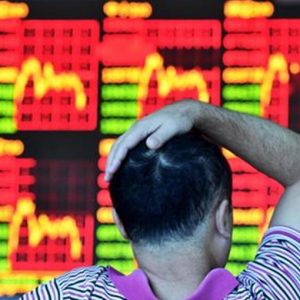 Lunedì nerissimo: il crollo cinese scatena il panic selling e affonda le Borse. Milano ko: -5,9%
