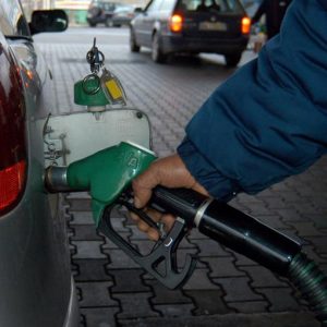 Petrol ve istihdam, ihracat ve iflaslar üzerinde baskı oluşturmaya devam ediyor