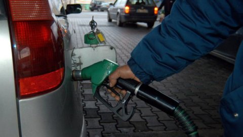 Benzina, che stangata: 80 euro per fare il pieno