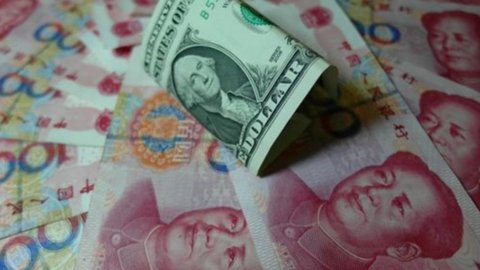 China mendevaluasi sebagai tanggapan terhadap Trump: Kantong merah