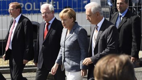 Merkel: “Vergognoso attaccare i profughi”. Ungheria verso l’uso dell’esercito