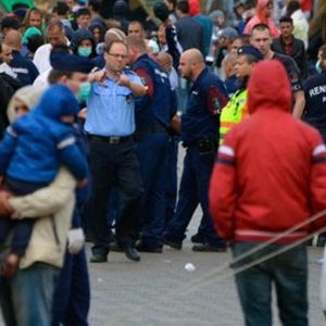 Ungheria, caos migranti: a Budapest scontri in stazione