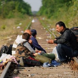 Чрезвычайная ситуация с беженцами: поезда заблокированы в Будапеште, мигранты заклеймены чехами, больше проверок на перевале Бреннер