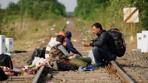 Urgență pentru refugiați: trenuri blocate la Budapesta, migranți marcați de cehi, mai multe controale la pasul Brenner