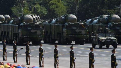 چین نے فوجی اخراجات میں کمی کی: 300 کم فوجی