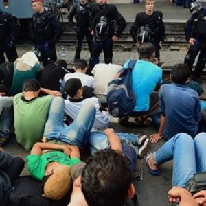 Migranti: aperta stazione Budapest, assalto ai treni che non partono