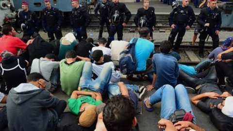 Migrants: Budapest station open, assault on trains that don't leave