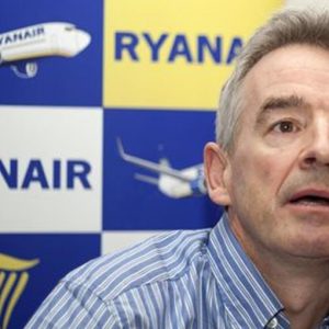 Ryanair, 2mila assunzioni di hostess e steward in Italia