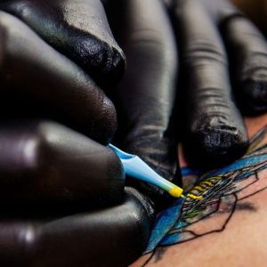 Tatuaggi: li amano 7 milioni di italiani, ma il 17% si è già pentito