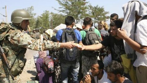 Migranti, caos a Calais e in Grecia