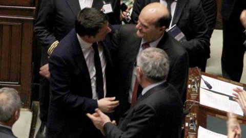 方向 Pd - Renzi 对 Bersani：“不再有否决权和加薪，让我们数一数”