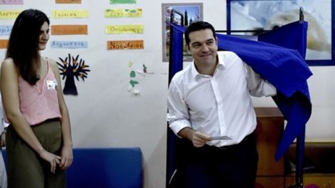 Seçimler Yunanistan ve Çipras yine kazandı: bugün yeni Syriza-Anel hükümeti