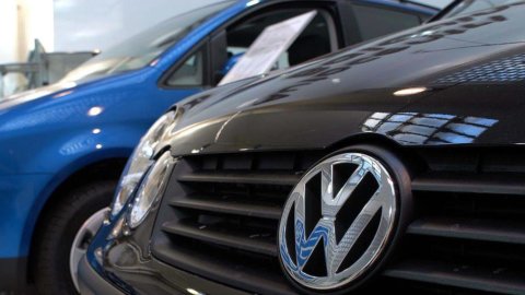 Volkswagen taglia investimenti: 1 miliardo in meno all’anno