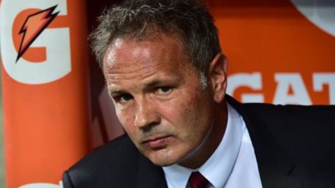 Milan contra el Toro de Mihajlovic, De Boer debuta en el Inter