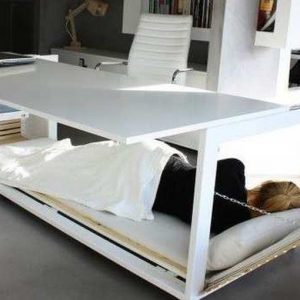 Dormir au bureau ? C'est désormais possible : voici le lit-bureau