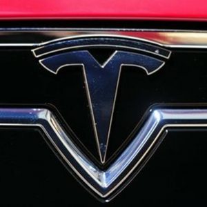 Tesla in caduta libera affonda il Nasdaq