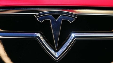 Tesla, via da Wall Street? Sec chiede chiarimenti