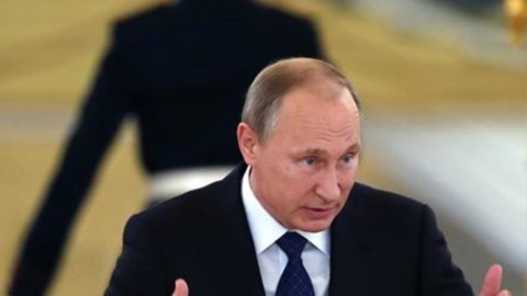 Syria, Putin raises the bar: missiles launched by Russian ships. But the US: "Russia is wrong"