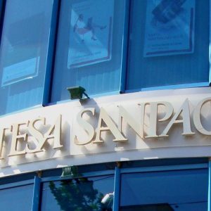 Intesa Sanpaolo tiene a galla Piazza Affari ma lo spread risale