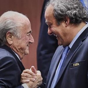 Blatter mengalahkan Platini: nomor satu FIFA dan UEFA diskors