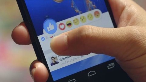 Facebook: "Beğenmek" değil, "Tepkiler" geliyor